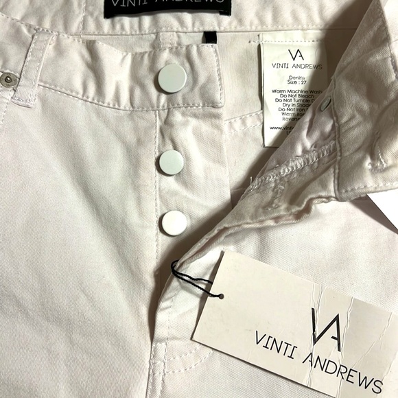 Vinti Andrews. White straight jeans with laces. Size 27, runs small. Buttons. - Picture 10 of 10
